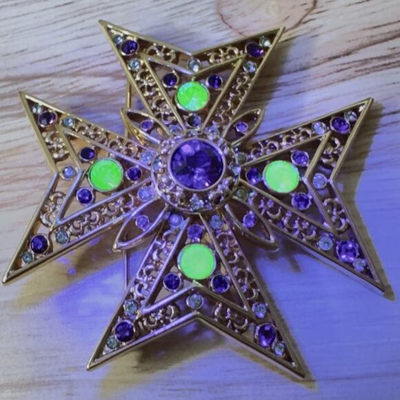 Nolan Miller Maltese Cross Brooch Pin Signed Gold Tone Purple/Green Glow - Picture 4 of 13
